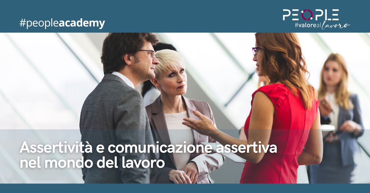 comunicazione assertiva Professionista che comunica sfruttando la comunicazione assertiva durante una riunione